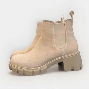 Steve Madden “Howler” Beige Suede Ankle Booties (BRAND NEW, size 6.5)